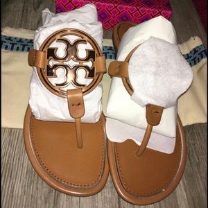 NEW- TORY BURCH MILLER METAL-LOGO SANDAL, LEATHER